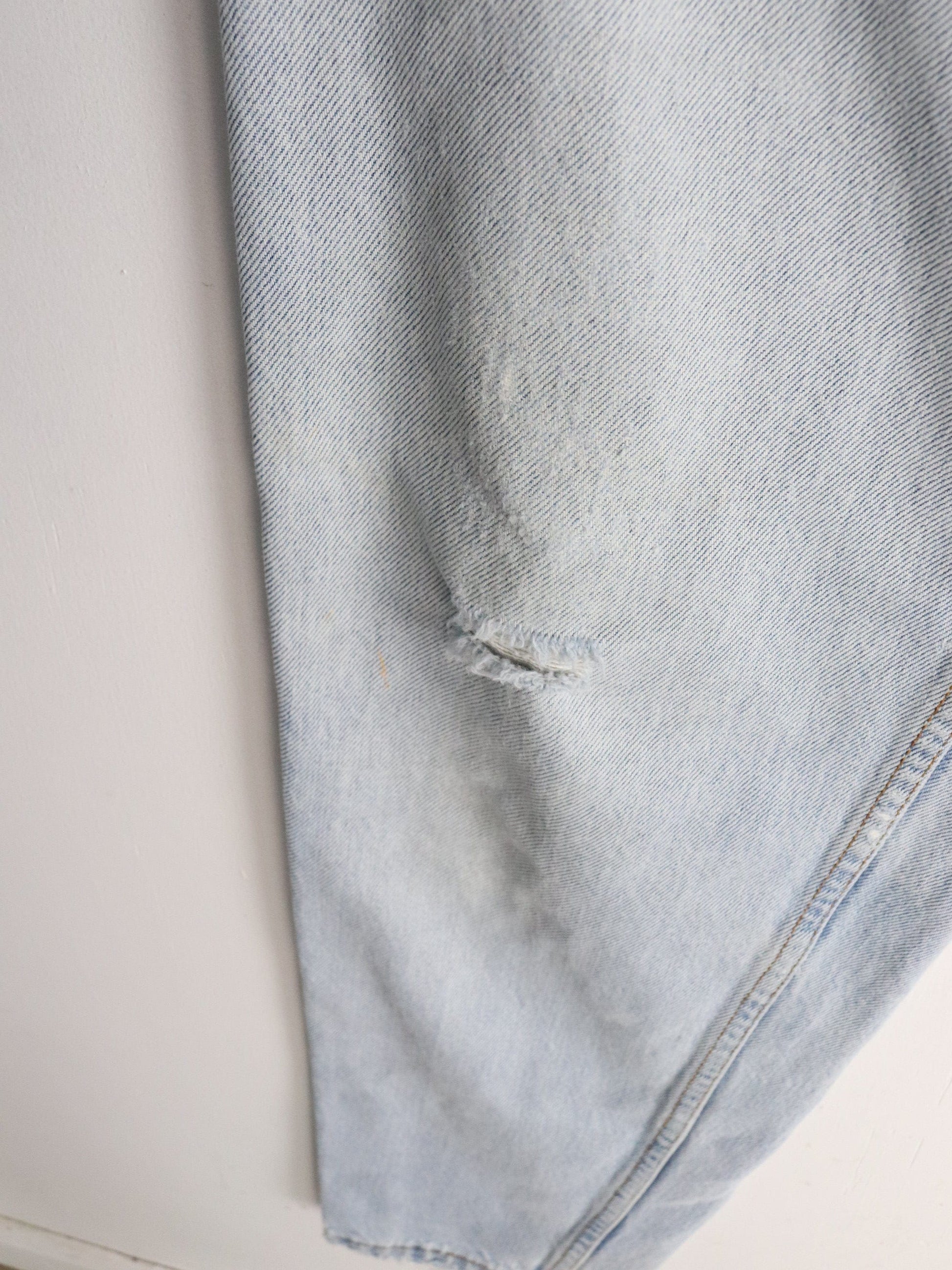 Vintage Levi's Denim Jeans Mens 30 x 31 Blue 550 Relaxed Tapered from propervintagecanada