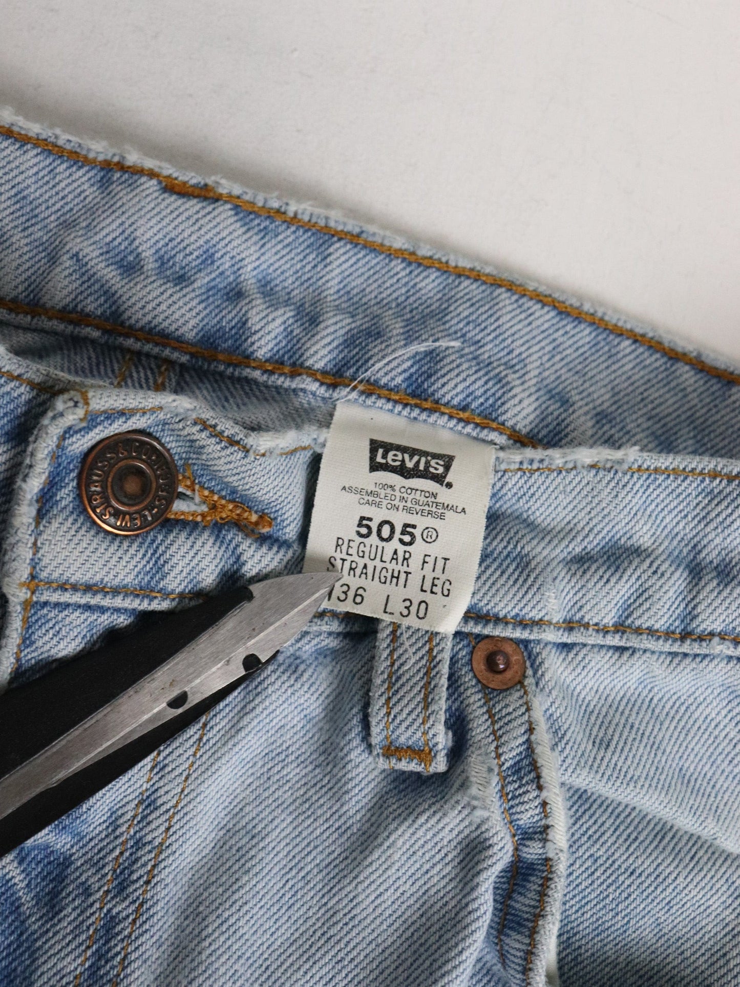Vintage Levi's Denim Jeans Mens 36 x 30 Blue 505 Regular Straight from propervintagecanada