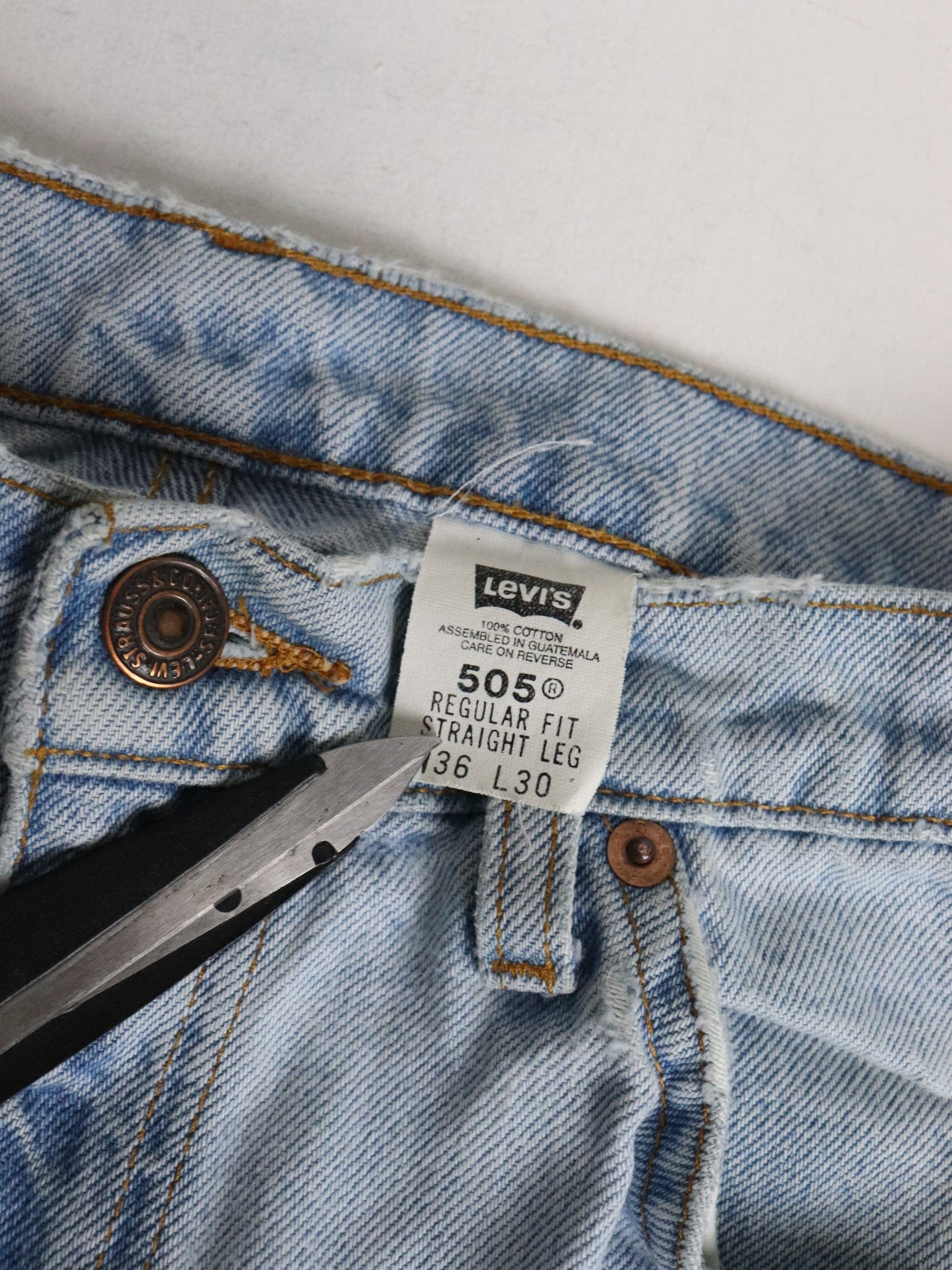 Vintage Levi's Denim Jeans Mens 36 x 30 Blue 505 Regular Straight from propervintagecanada