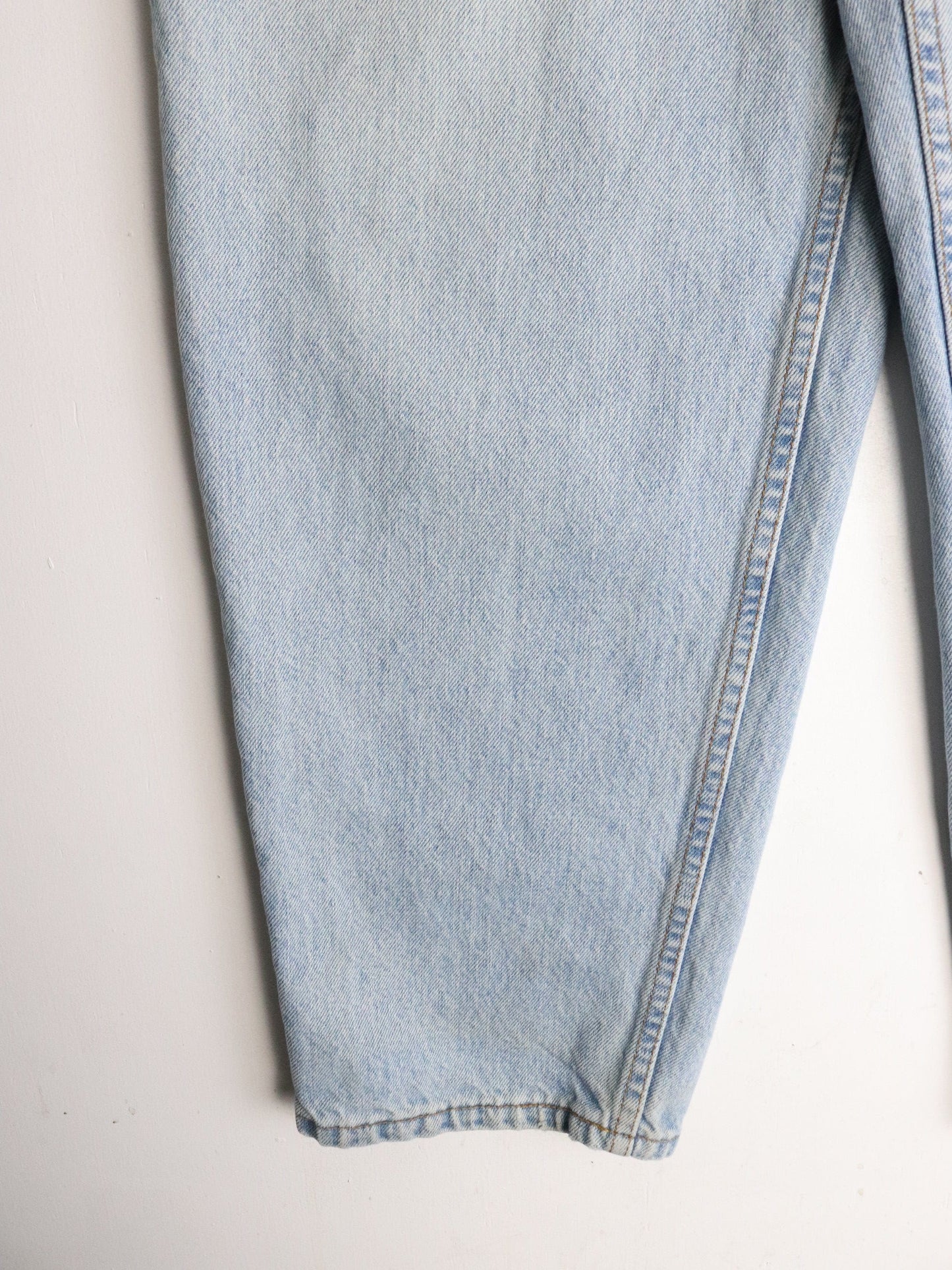 Vintage Levi's Denim Jeans Mens 38 x 30 Blue 560 Loose Tapered from propervintagecanada