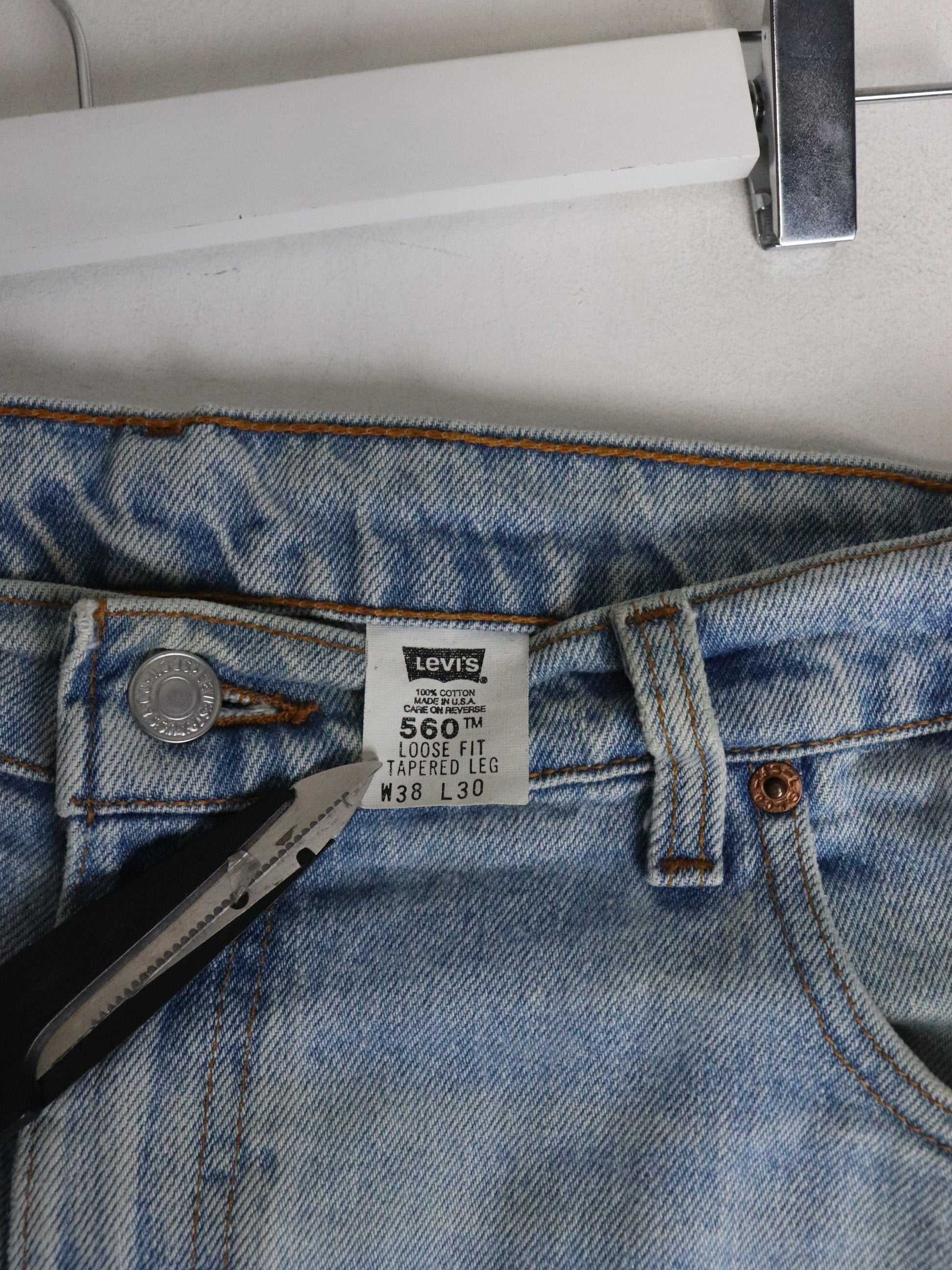 Vintage Levi's Denim Jeans Mens 38 x 30 Blue 560 Loose Tapered from propervintagecanada