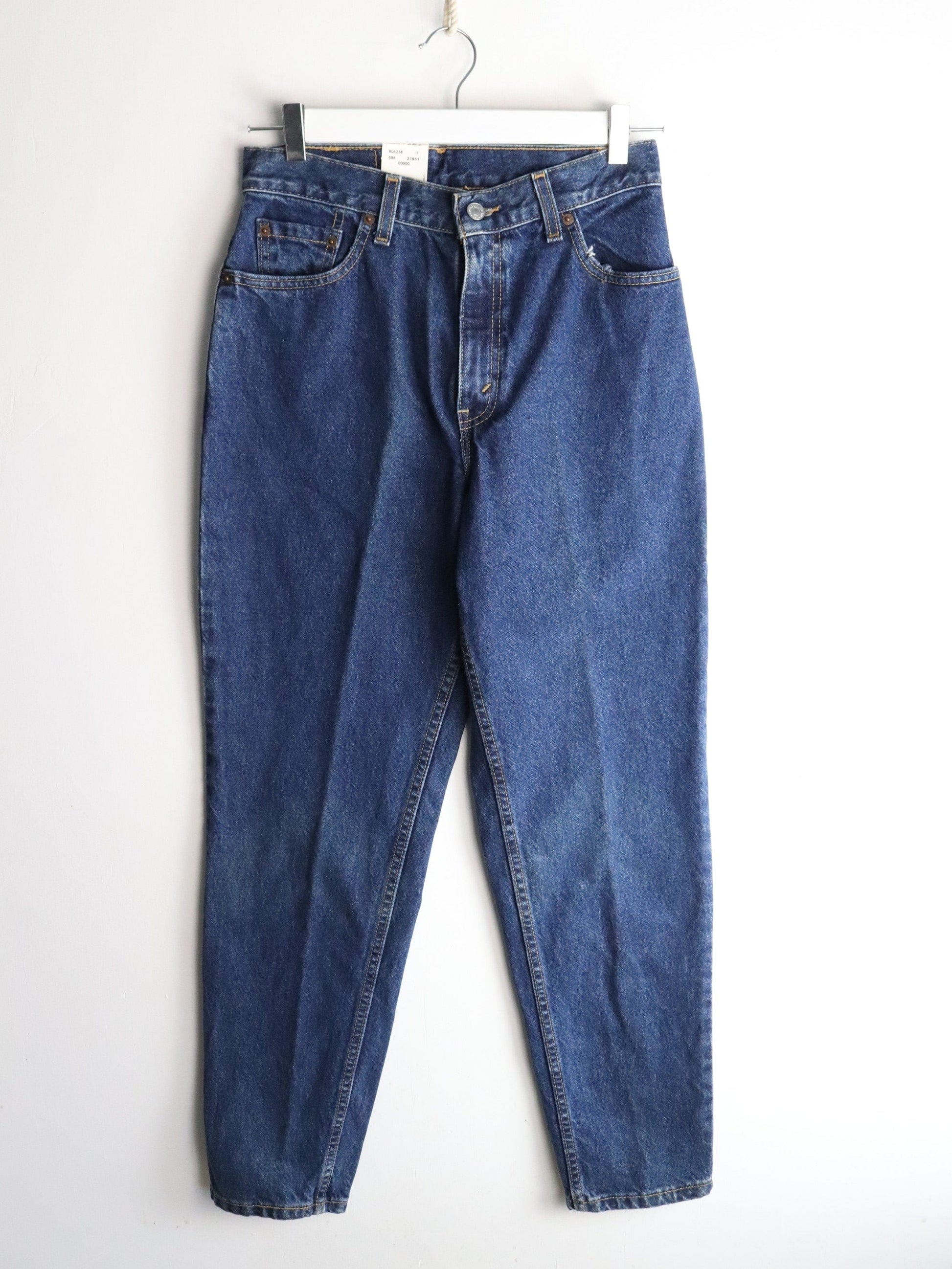 Vintage Levi's Denim Jeans Womens 8 Blue Relaxed Tapered from propervintagecanada