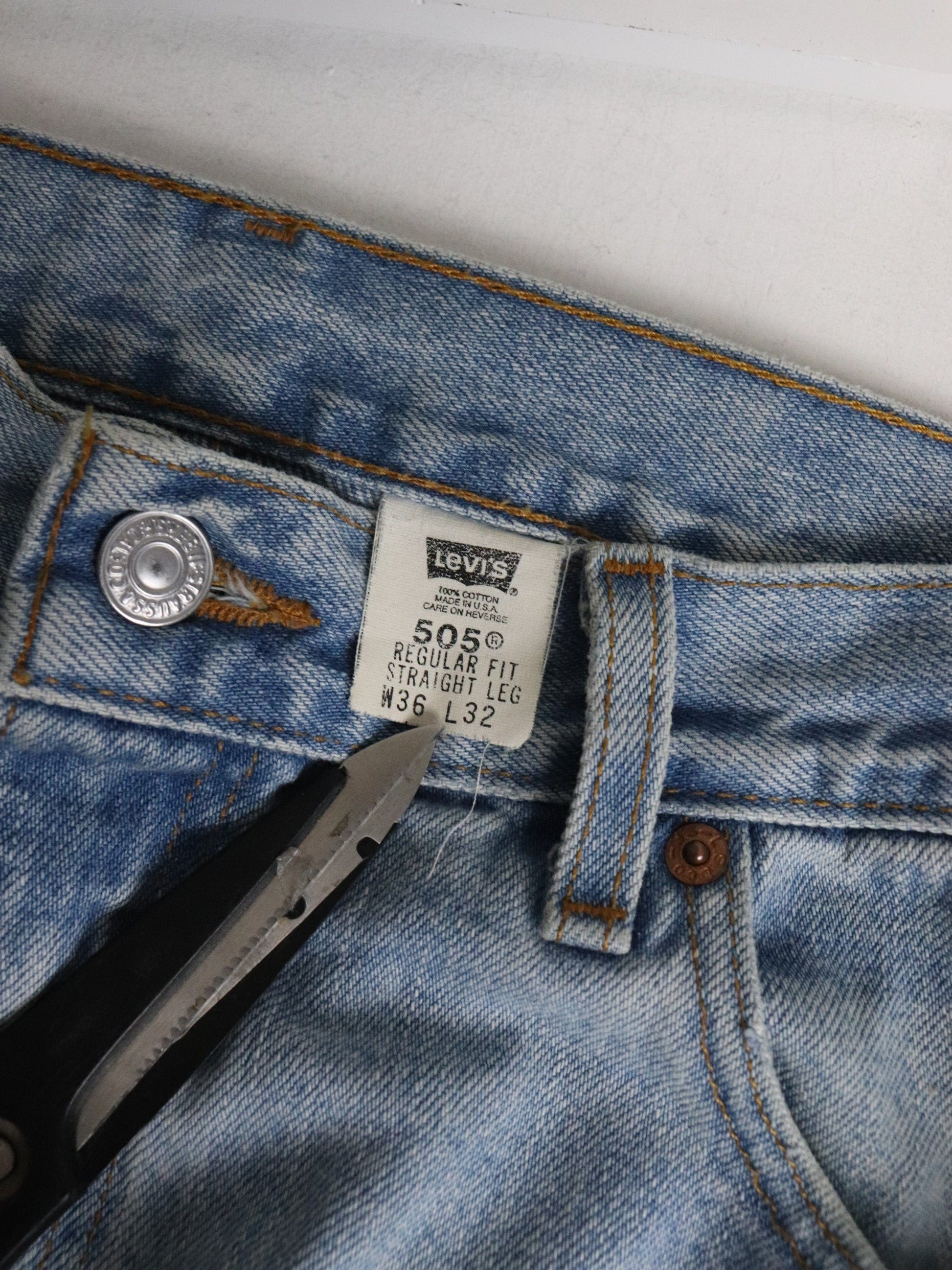Vintage Levi's Pants Fits Mens 36 x 28 Blue Denim Jeans 505 Regular Straight from propervintagecanada
