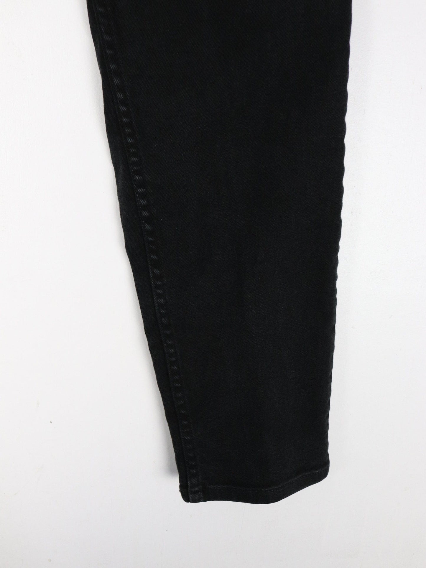 Vintage Levi's Pants Womens 4 Black Denim Jeans 550 Relaxed Tapered 25 x 28 from propervintagecanada