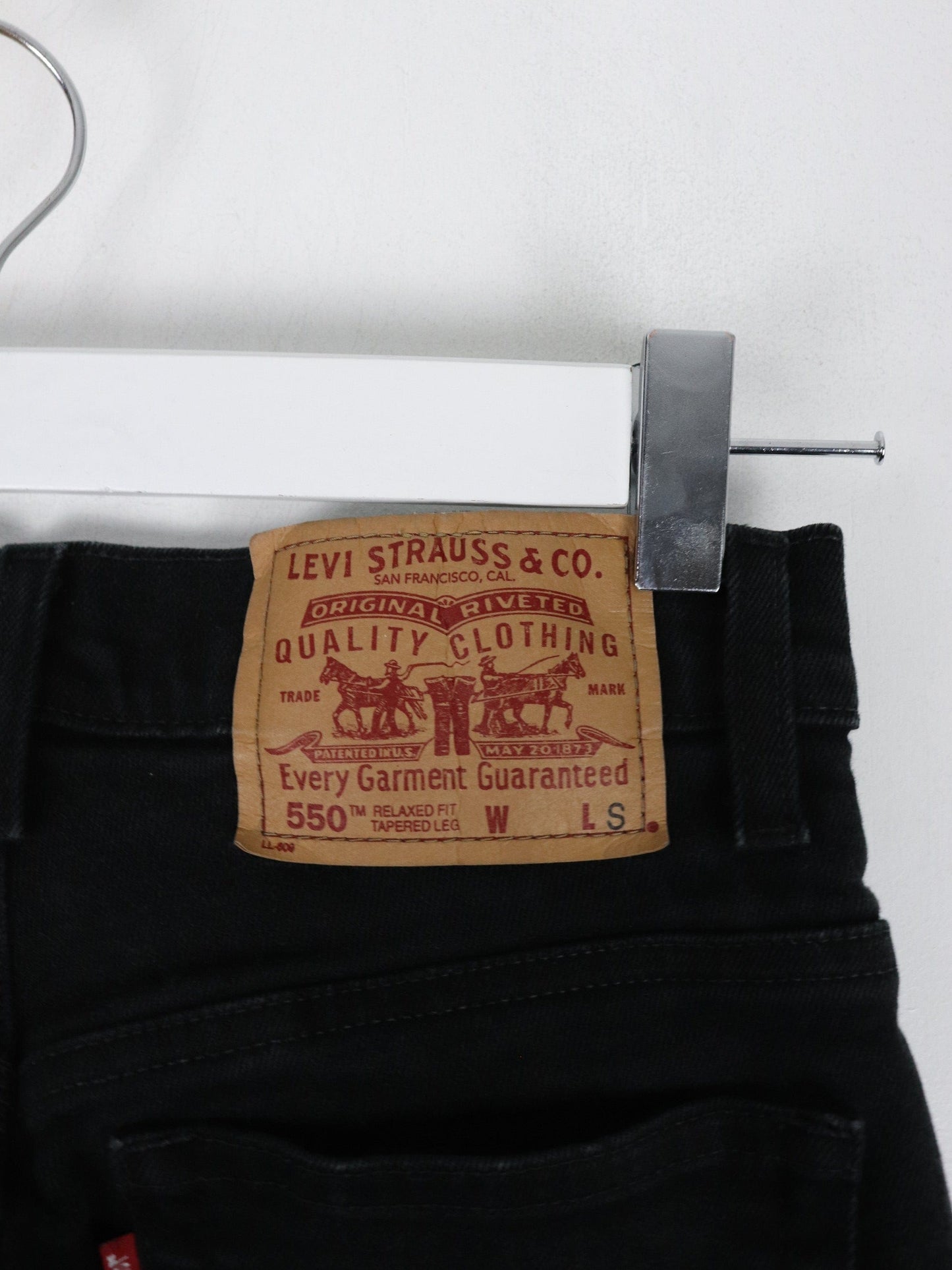 Vintage Levi's Pants Womens 4 Black Denim Jeans 550 Relaxed Tapered 25 x 28 from propervintagecanada
