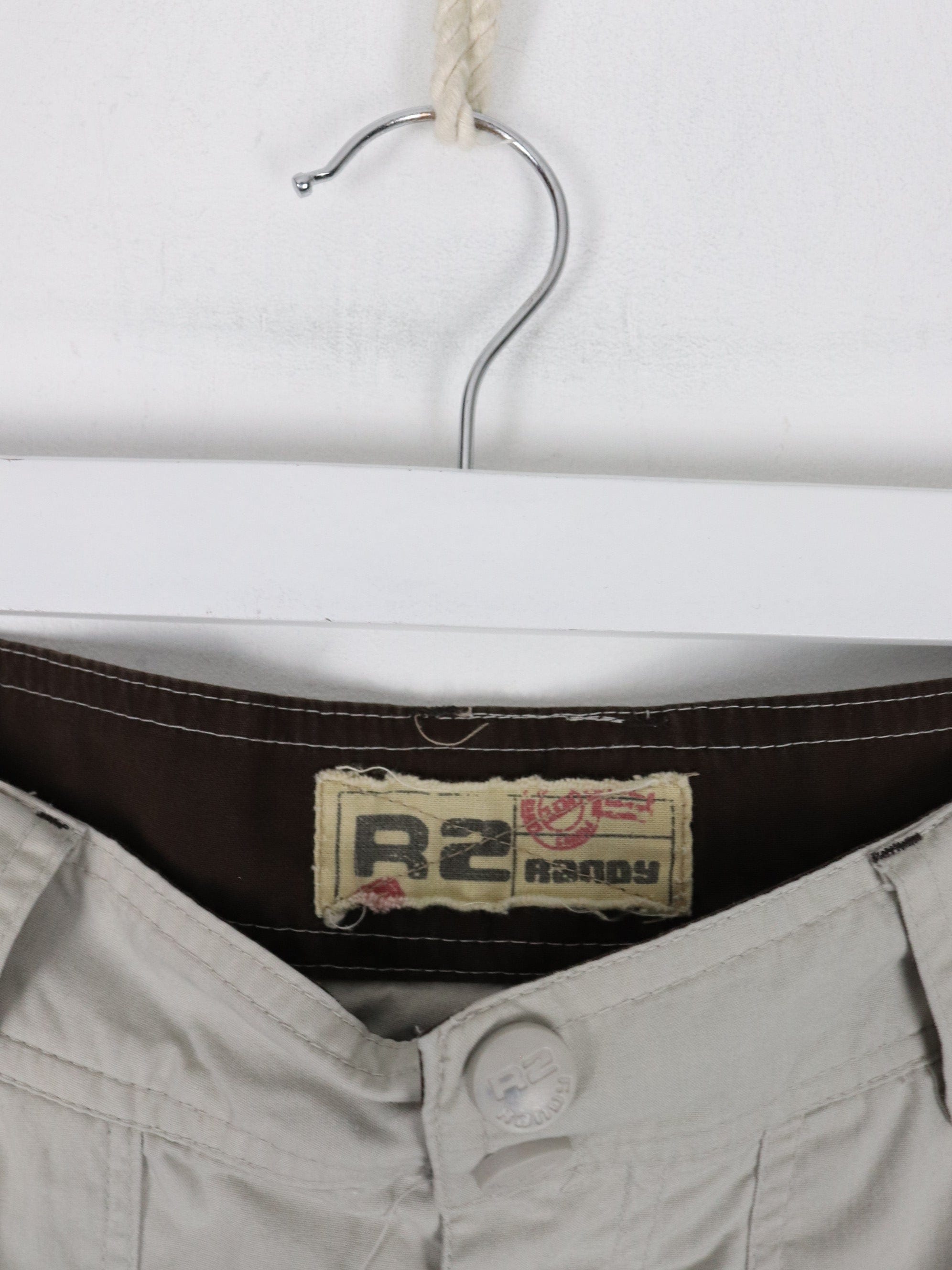 Vintage R2 Randy Shorts Mens 32 x 17 Beige 3/4 Length Y2K – Proper