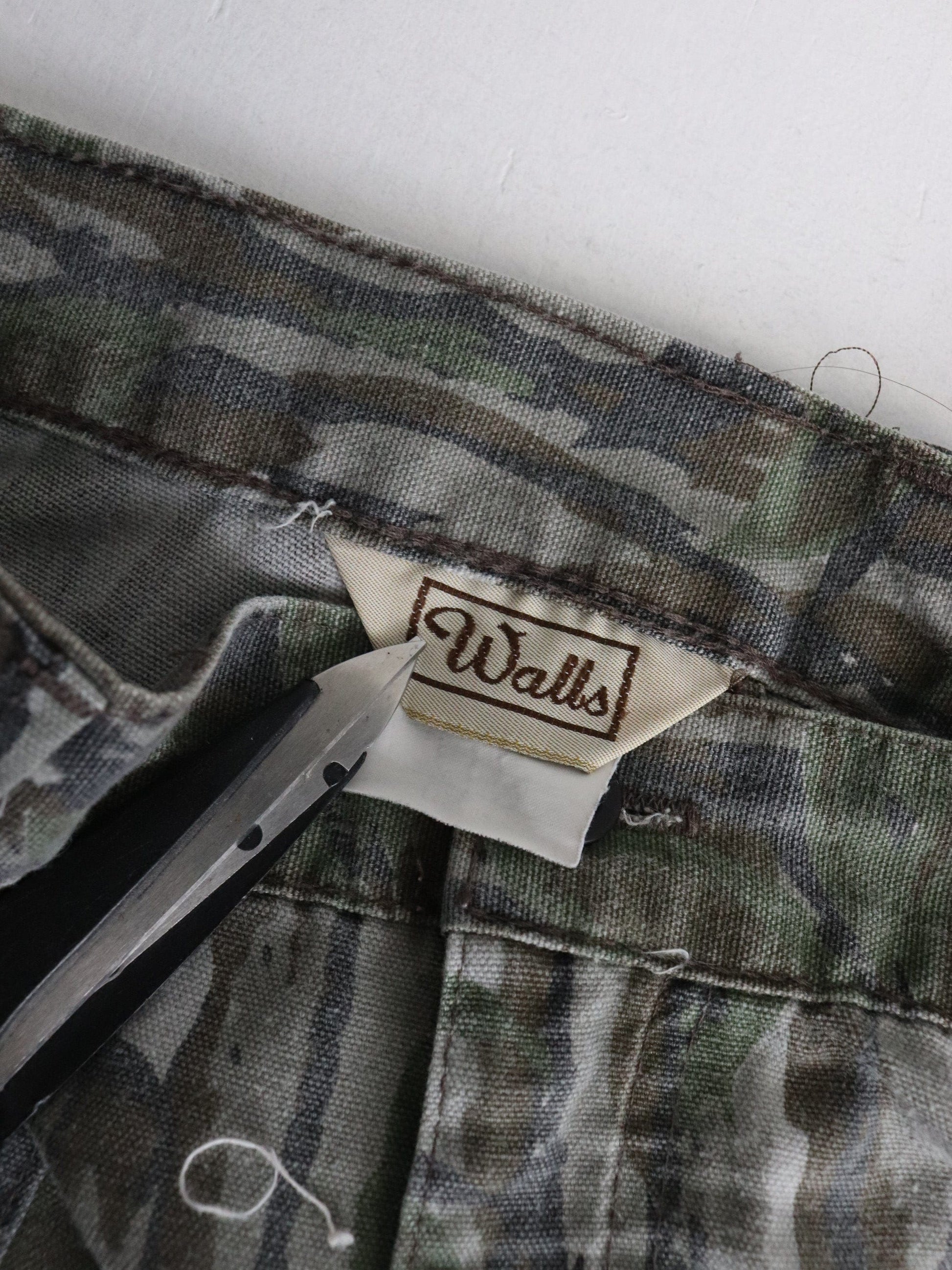 Vintage Walls Pants Mens 35 x 30 Brown Bark Camo from propervintagecanada