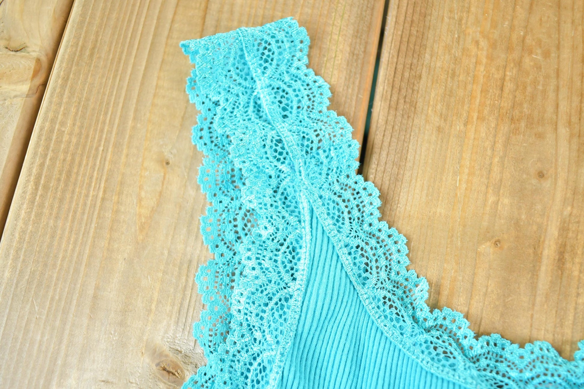 Vintage Y2K Isabella Rodriguez Souvenir Lace Tank Tops Womens XS from propervintagecanada