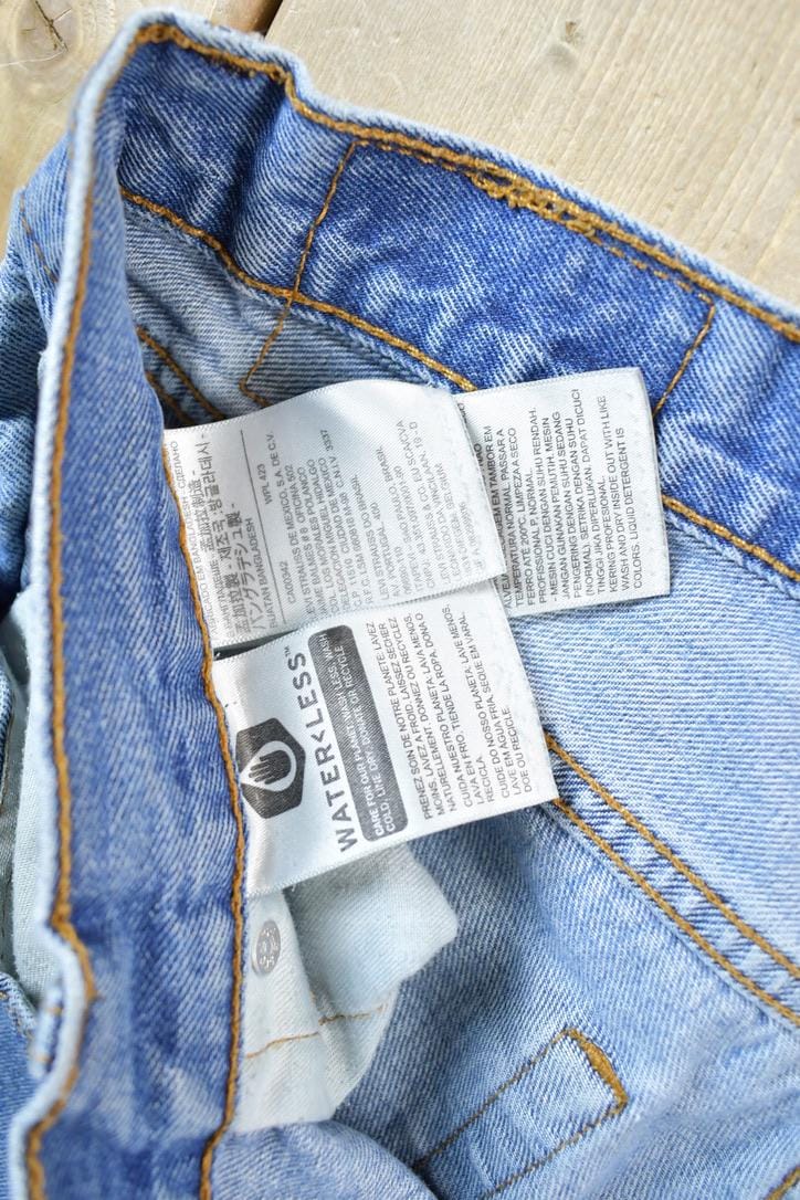 Vintage Y2K Levi Strauss Red Tab 516 Denim Jeans Men's 34 x 30 from propervintagecanada