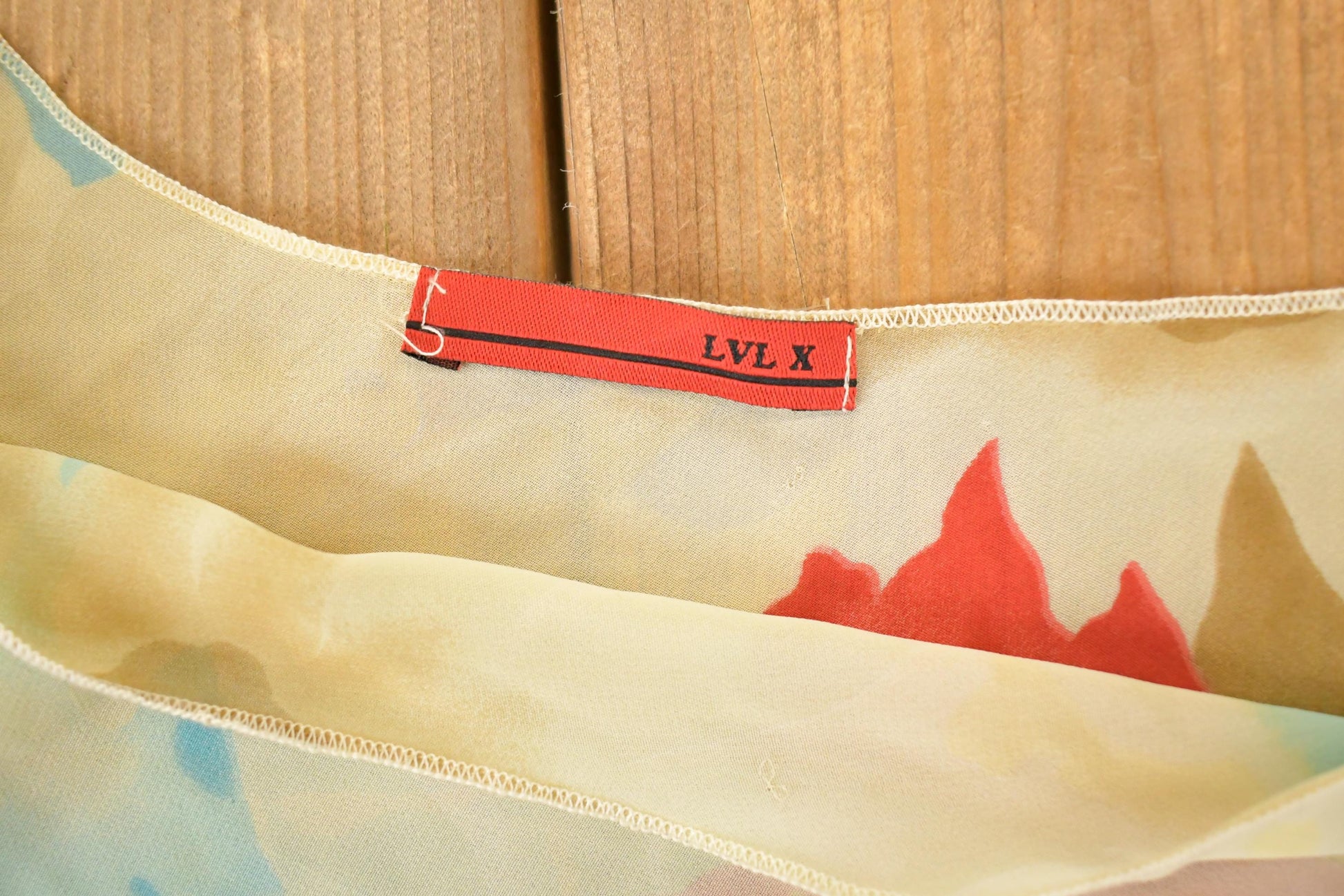 Vintage Y2K LVL X Floral Souvenir Travel T-Shirt Women's S from propervintagecanada