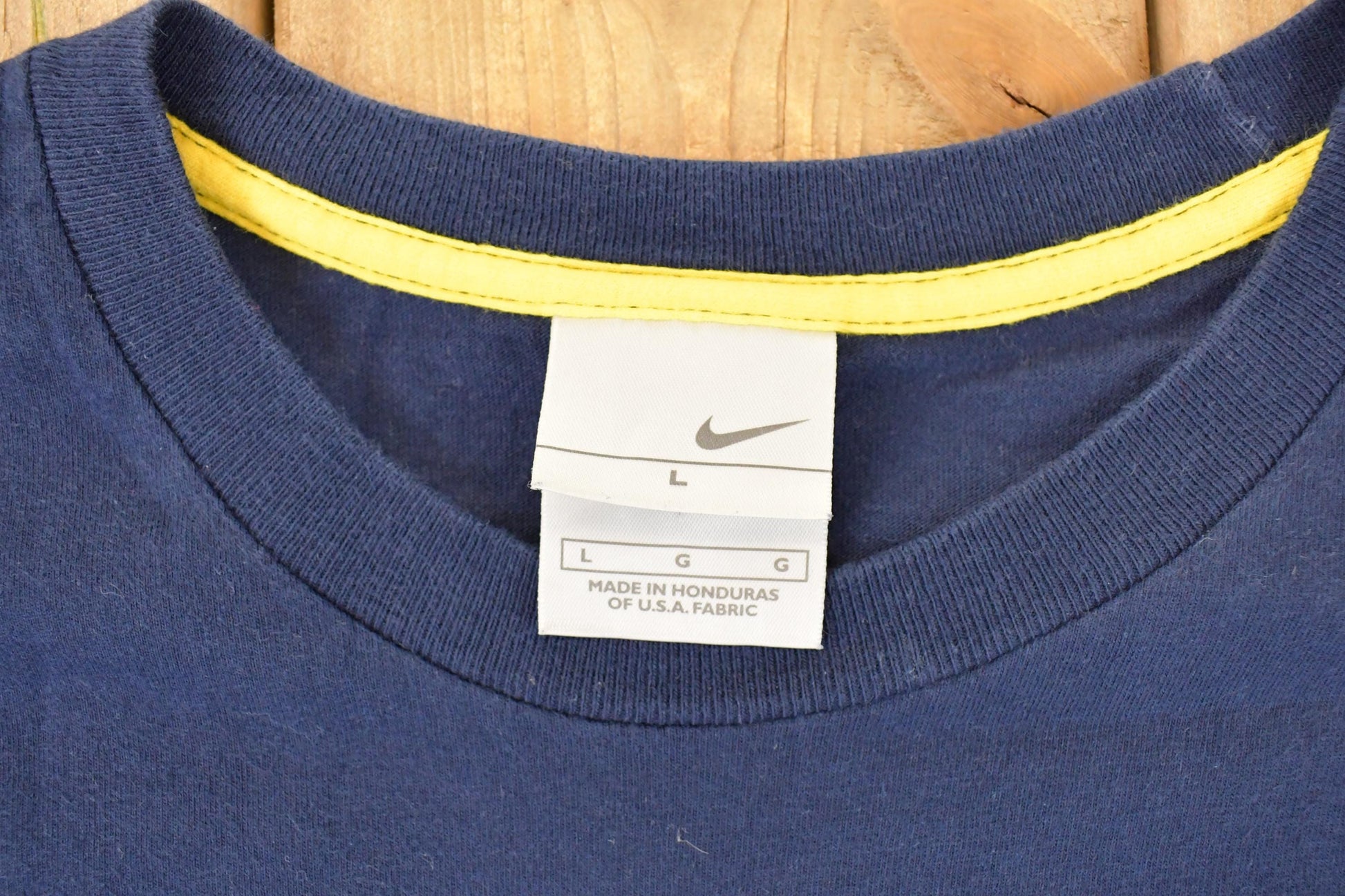Vintage Y2K Nike T-Shirt Men's M / Swoosh Logo / 2000s Graphic Tee from propervintagecanada