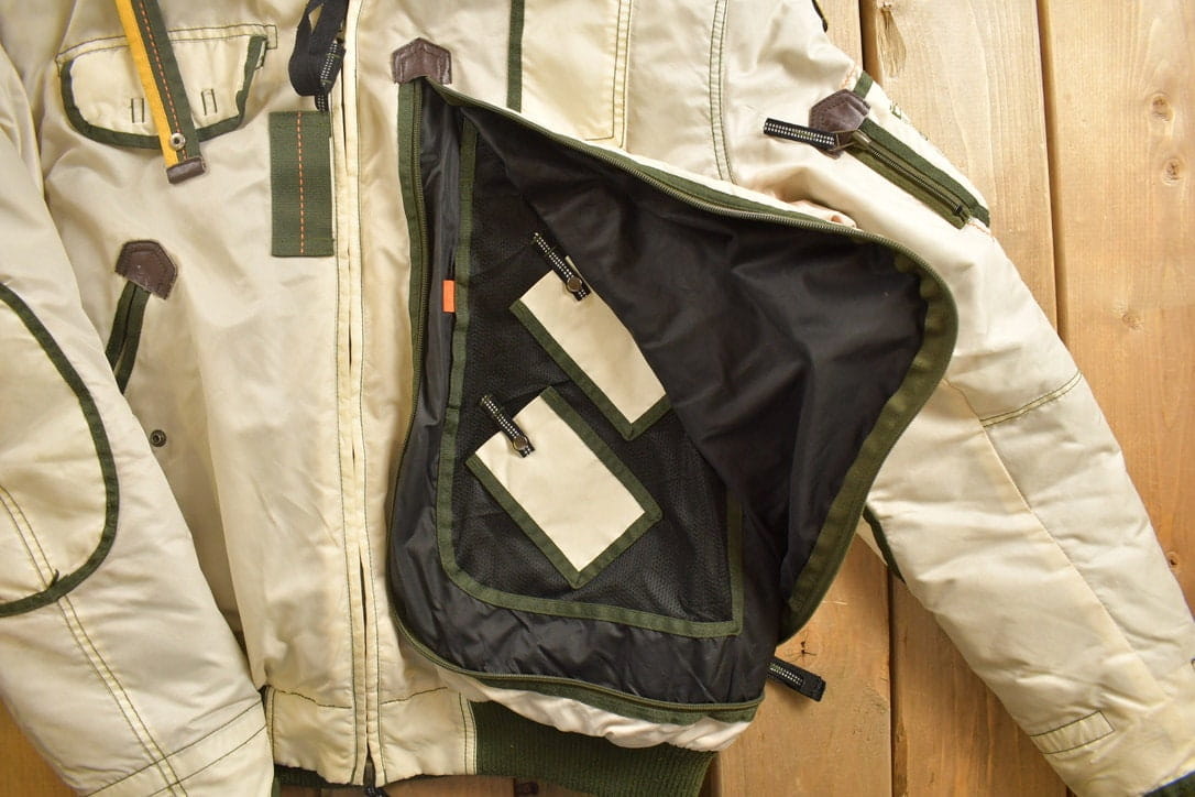 Vintage Y2K White Parasuco Tech Coyote Fur Trim Ski Jacket Men's Medium from propervintagecanada